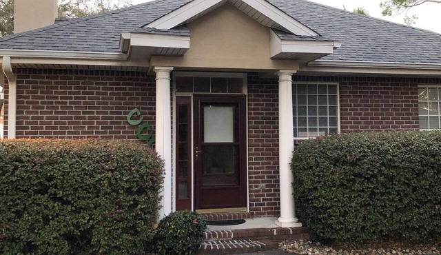 Adorable cottage located minutes from beaches, shopping, dining!