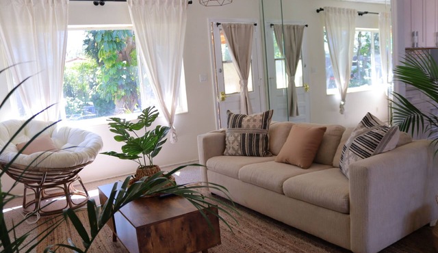 Adorable Cottage Steps From The Beach! Sleeps Up To 8, FAMILY AND PET FRIENDLY