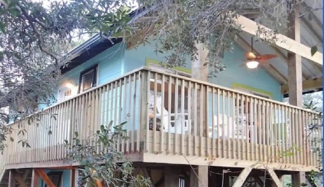 Adorable Cottage! Fun, colorful, gated/fenced, meticulously maintained! Privacy!