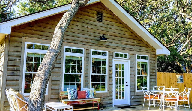 Adorable Cottage By the Sea - Ocean View - 1/2 Block Walk to Beach - Fenced Yard