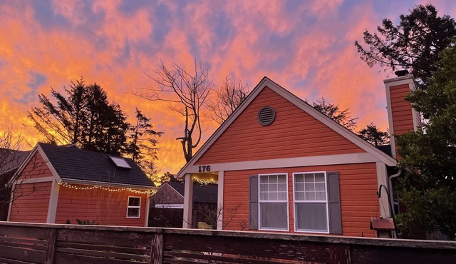 Adorable Cottage, close to beach and town, dog friendly, 30+ days only