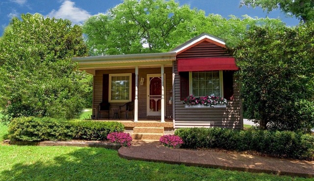Adorable Cottage! Everything! WiFi, Kitchen, Jacuzzi, NO Cleaning Fee!