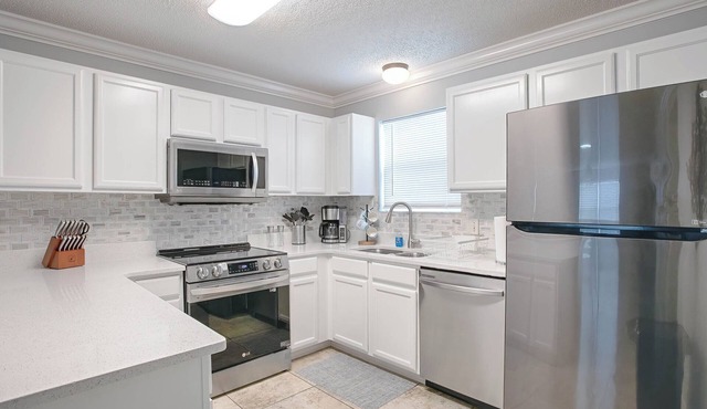 Adorable Cottage, fully furnished & free internet, golf cart, newly renovated