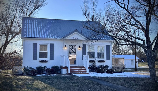 Adorable Cottage fully stocked and convenient to everything!