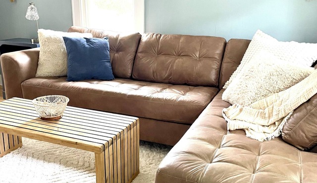 Adorable cottage in Frankfort, walkable to town and the beach!