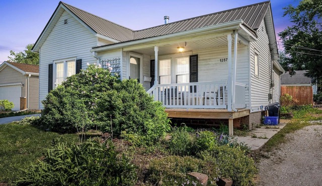 Adorable Cottage in small town of Marion. Just a few blocks from Uptown