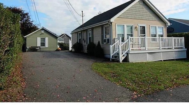 adorable cottage just a short walk to beautiful Scarborough beach