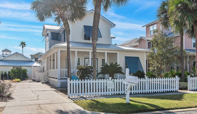 Adorable Cottage near Beach⛱️ & Nborhood pool! 4BR Heart ❤️and Sol