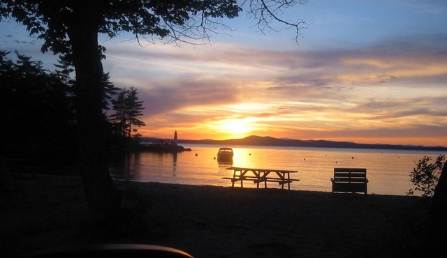Adorable cottage on beautiful Sebago Lake on Frye Island Maine!