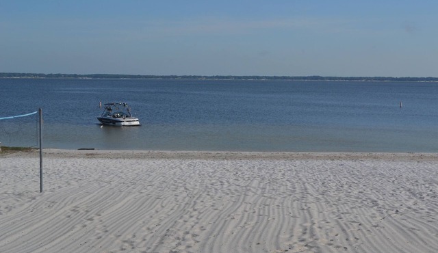 Adorable cottage on white sand beach, only 10 minutes to The Villages
