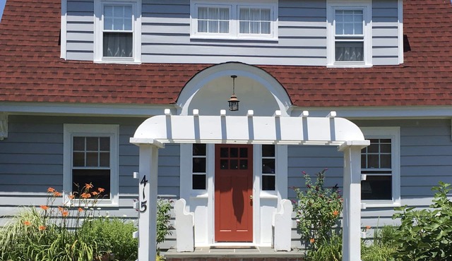 Adorable cottage with short walk to beautiful ocean beaches and nature trails.