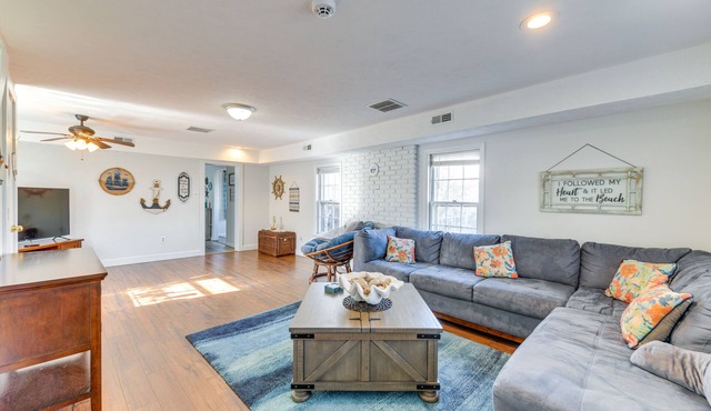 Adorable Cottage: Fire Pit, Walk to Colonial Beach