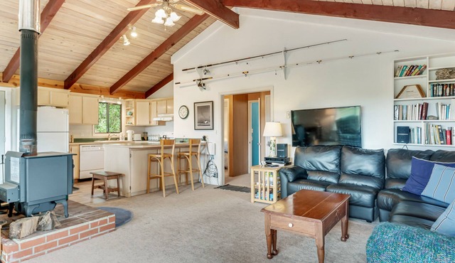 Adorable cottage near the beach w/wood stove, firepit, & full kitchen