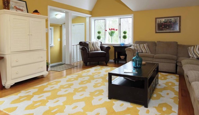 Adorable Cottage, Walk to Train, Basking Ridge Border, Close to Newark Aiport