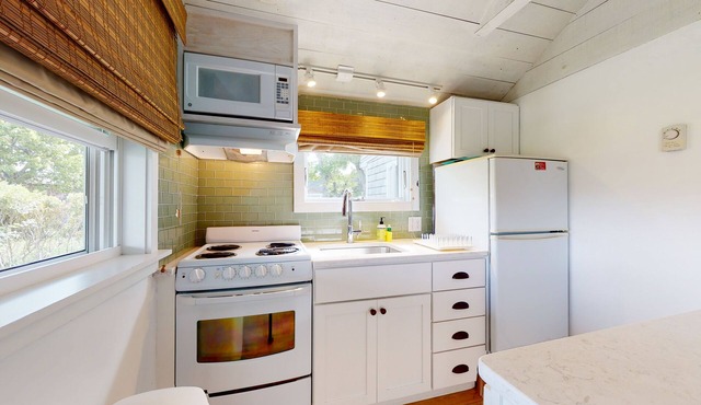 Adorable cottage with pool, tennis courts & picnic area