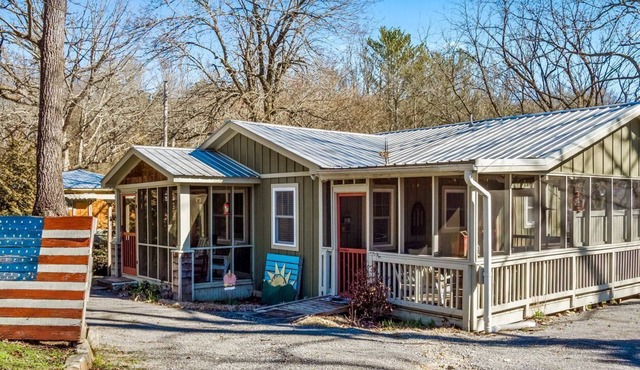 Adorable Cottage with Fire Pit, Yard and Jacuzzi in Mentone, Alabama
