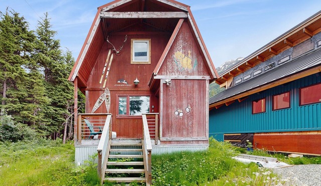 Adorable cottage with spiral stairs - near skiing, hiking & airport