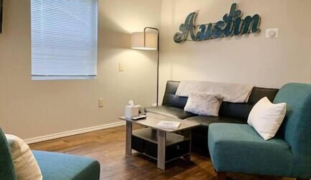 Adorable cozy 1 BR cottage centrally located with full ki.