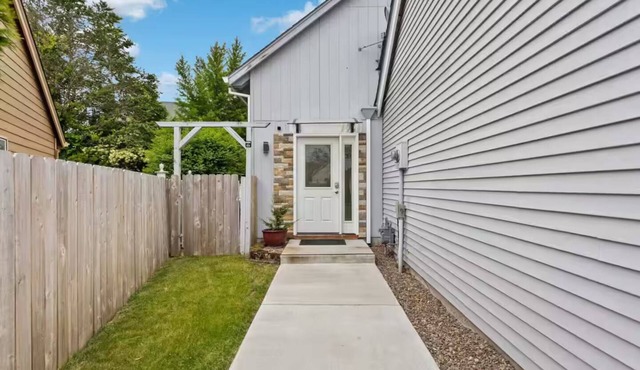 Adorable, cozy 2 bedroom guesthouse, close to PDX, built to work away from home