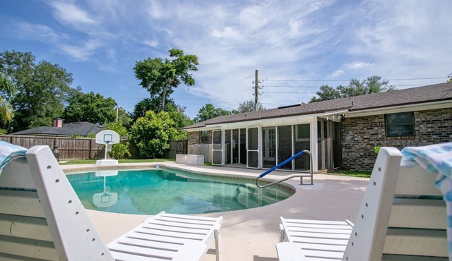 Adorable cozy bungalow w/pool & yard/very short drive to beaches and near Mayo clinic