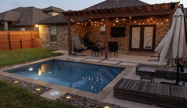 Adorable Cozy home With POOL. 35 min to SPI or Space X!