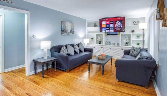 Adorable&Cozy Suburban Home Mins from Dwtn/Airport