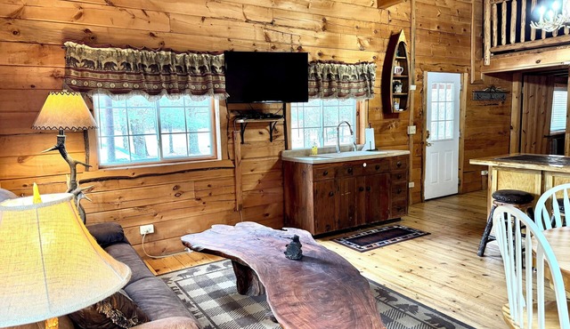 Adorable Cozy Log Cabin/Fully Stocked/1.5 Garage/Sleeps 7/UTV Route