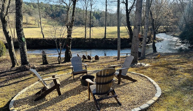 Adorable, cozy, waterfront cabin on the River, fish, kayak, tube from property.