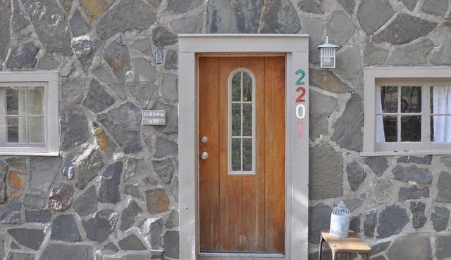 ADORABLE CREEK COTTAGE Charming Original Details, Fireplace, Near Town, WiFi