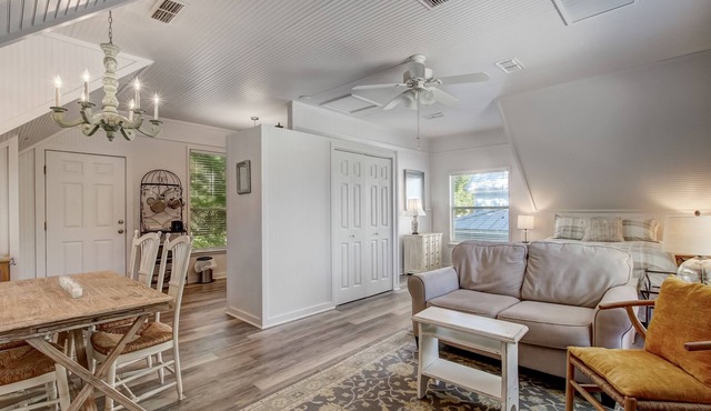 Adorable Dog Friendly Garage Apartment in the Historic District of Old Town!