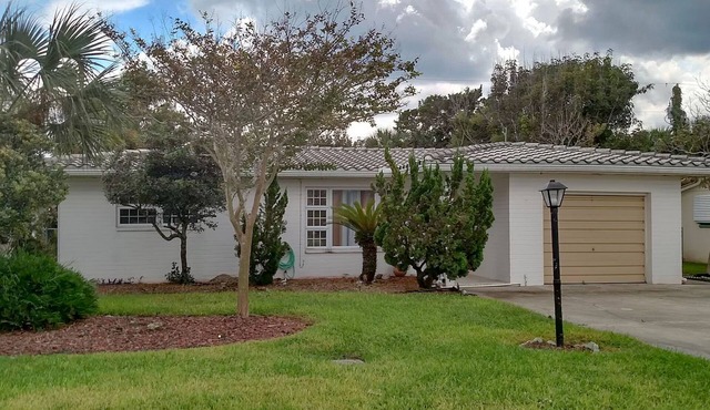 Adorable dog-friendly home with modern interior, great location, AC, & W/D