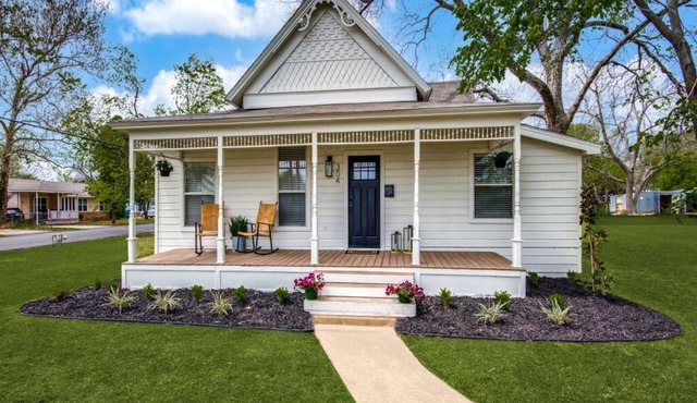 Adorable Downtown Aubrey Home - Sleeps 7
