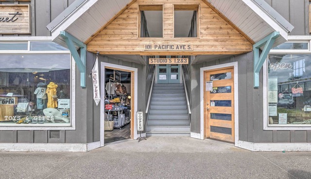 Adorable Downtown Studio - 1 Block to Long Beach!