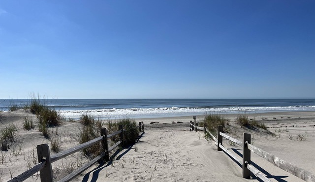 Adorable Escape by the Sea Nestled in the Heart of Stone Harbor!