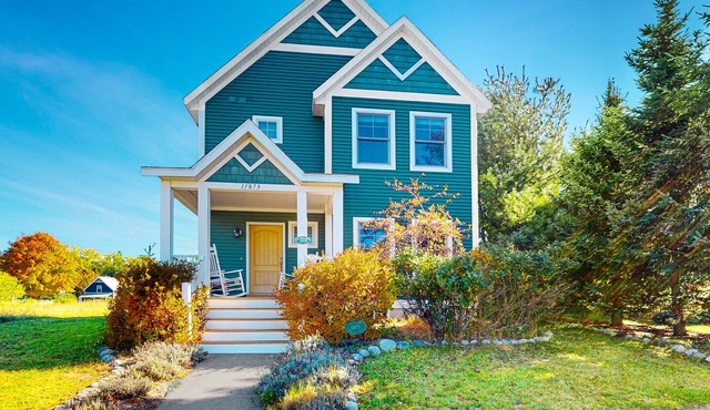 Adorable farmhouse style home with washer/dryer, central AC, deck - near lake