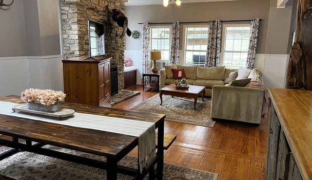 Adorable Farmhouse with a Springfed Pond!