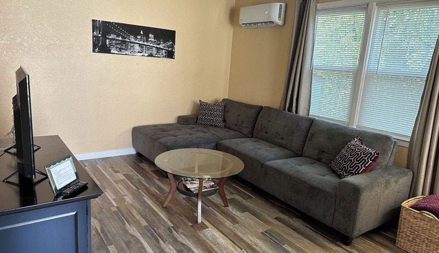 Adorable Finch Arboretum 1BR Duplex/AC/Free Parking/Centrally Located