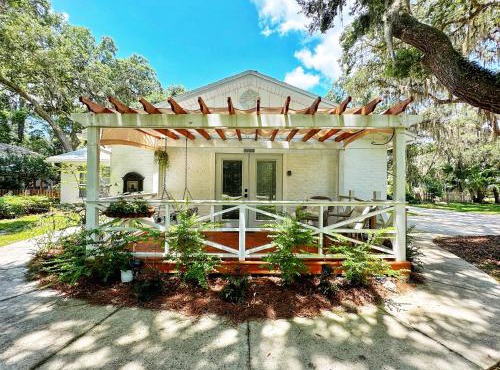 Adorable French Cottage style - 1 bedroom.
