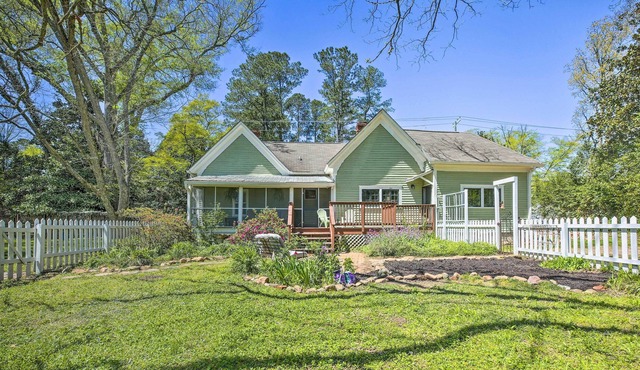 Adorable Georgia Cottage w/ Screened-In Porch