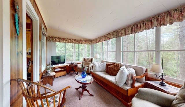 Adorable getaway tucked in the woods with patio, AC, grill & W/D