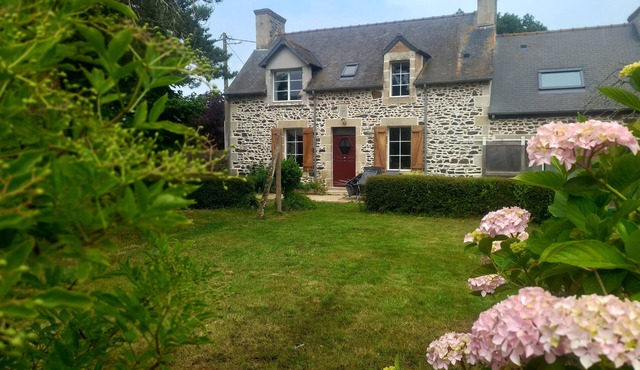 Adorable gîte, 3 kms from Binic & beaches, equipped kitchen, 4 bedrooms 8 beds, garden