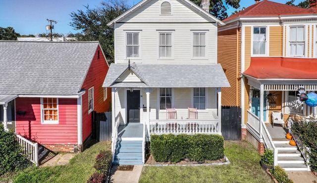 Adorable Historic Home w/Hot Tub! in Starland District By Downtown Savannah