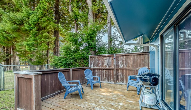 Adorable home near the coast with fast WiFi, fireplace, & full kitchen
