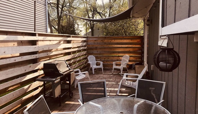 Adorable home near downtown Wheaton no up-charge for additional guests.