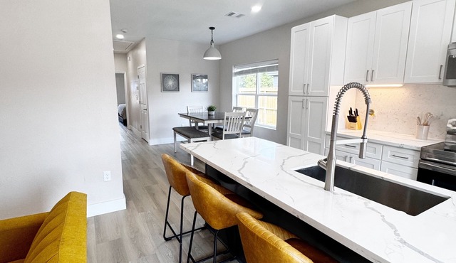 Adorable Home only 17 min from Galveston seawall