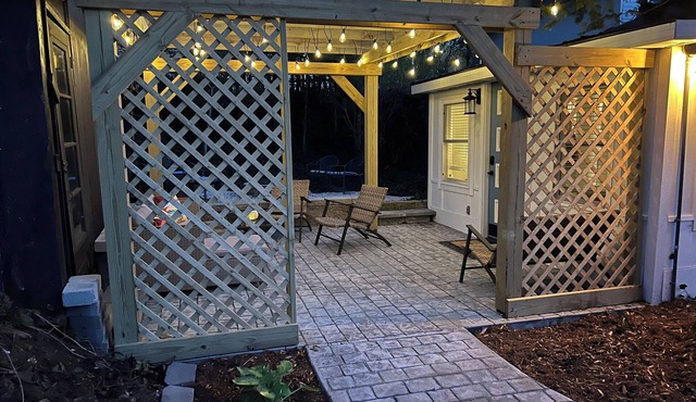 Adorable home sleeps 6+, 2 min walk to lake, restaurants, shops.Near SB Dunes.