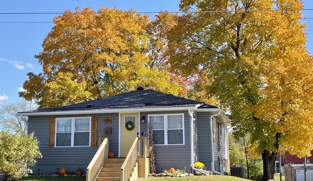 Adorable home within walking distance of the Drake Harbor and Main Street!