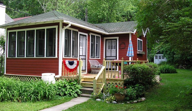 Adorable Honeymoon Cottage by the Lake