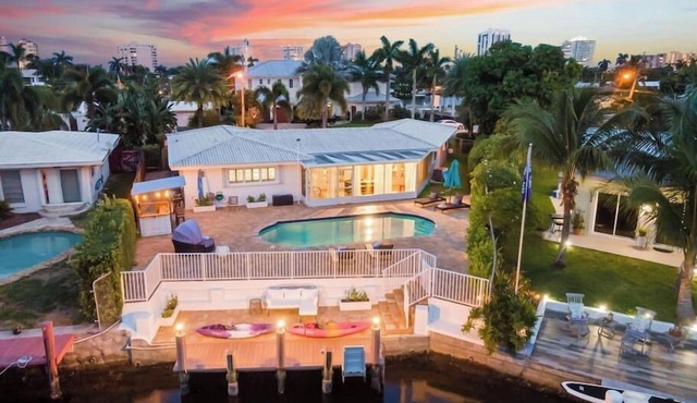 Adorable house with Amazing water front of canal