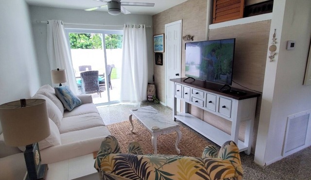 Adorable house with a large private back yard in sunny Vero Beach
